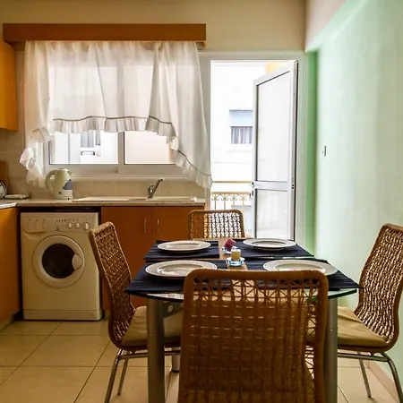 2bdr Spacious Aprtm Near The Sea شقة *